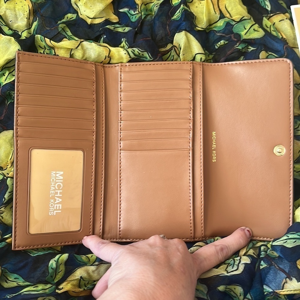 Brand New Michael Kors Brown Acorn Large Trifold Wallet Snap Close Organizer - Picture 12 of 16